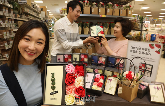 ▲ 이마트 용산점에서 모델들이 어버이날을 앞두고 비누꽃과 용돈/편지 봉투로 구성된 '플라워 용돈박스'를 선보이고 있다. ⓒ이마트