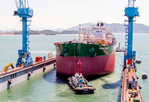 ▲ 현대삼호중공업이 세계 최초로 대형선박에 적용해 건조하고 있는 LNG 연료 엔진 선박이 4일 진수됐다. ⓒ현대삼호중공업