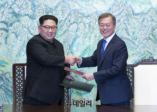 ▲ 지난 4월 27일 남북정상회담 뒤 '판문점 선언'에 서명한 뒤 교환하는 김정은과 문재인 대통령. ⓒ한국공동사진기자단.