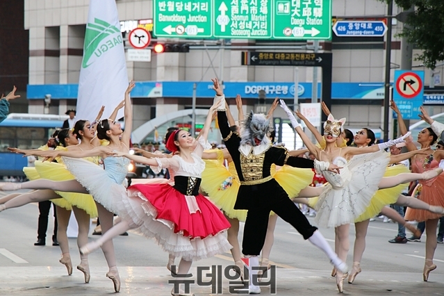 ▲ 컬러풀 퍼레이드 개막식에 앞서 식전 공연이 펼쳐지고 있다.ⓒ뉴데일리