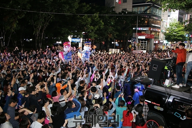 ▲ 축제의 마무리로 신나는 나이트댄스, 도심속 클럽을 재현해 시민들의 높은 호응을 이끌었다.ⓒ뉴데일리
