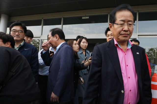 ▲ 자유한국당 홍준표 대표가 5일 오후 피습당한 김성태 원내대표의 용태를 살피고 여의도성모병원을 나서다가, 병문안을 온 더불어민주당 우원식 원내대표와 마주치자 굳은 표정으로 외면하고 있다. 한국당 김성태 원내대표는 이날 오후 국회본청 계단에서 친문 성향 정치테러로 의심되는 피습을 당했다. ⓒ뉴시스 사진DB