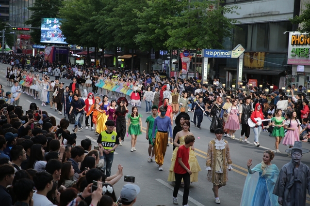 ▲ 2018컬러풀대구페스티벌은 컬러풀퍼레이드와 거리공연 뿐만아니라 ‘도전~대구, 대구~대박!’, 동화·만화 인물과 함께한 100인 동상 퍼포먼스, 가정의 달과 어린이날 맞이 가족프로그램 등으로 더욱 더 풍성해졌다는 평가를 받았다.ⓒ대구시