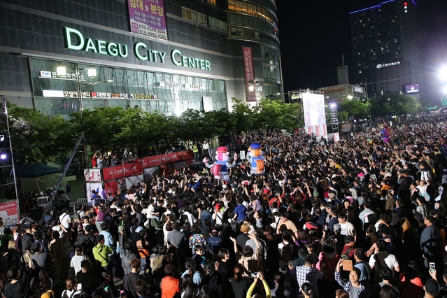 ▲ 이번 축제는 4천여 명이 참가한 컬러풀퍼레이드를 비롯해 500여명이 즐긴 ‘도전~대구, 대구~대박!’ 오프닝 퍼포먼스, 시민희망콘서트, 거리예술제, 가족 체험프로그램, 아트마켓, 푸드트럭까지 볼거리, 즐길 거리, 먹을거리를 선사했다. 사진은 5일 열린 도심거리나이트 장면.ⓒ대구시