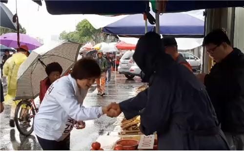 ▲ 강은희 대구시교육감 예비후보는 6일 비 오는 궂은 날씨 속에서도 표심잡기 강행군에 나섰다.ⓒ강 후보측