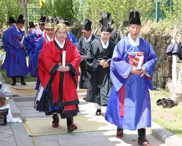 ▲ 차성수 한국원자력환경공단 이사장(왼쪽)이 5일 이견대에서 열린 문무대왕릉 춘향대제에 초헌관으로 참여하고 있다.ⓒ한국원자력환경공단