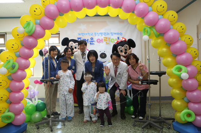 ▲ 계명대 동산병원(병원장 송광순)은 지난 4일 병원에서 치료받는 소아 환우들을 위해 특별 행사를 마련했다. 사진은 이날 단체촬영 장면.ⓒ동산병원