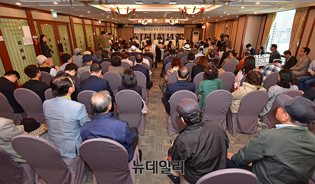 ▲ 지난 4일 서울 중구 한국프레스센터 매화홀에서 뉴데일리·바른사회시민회의 공동주최 '서울교육감 후보 초청 정책콘서트'가 열렸다. 이날 자리를 가득 메운 우파 시민들의 '단일화 염원'이 이뤄질 수 있을까. ⓒ뉴데일리 정상윤 기자