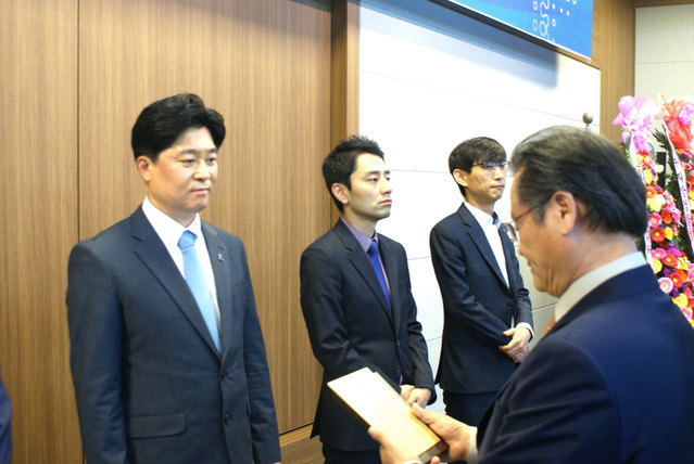 ▲ 동화주택 김민태 대표이사(제일 왼쪽)이 지난 2일 대구상공회의소에서 창립 112주년 기념식에서 대구시장 표창장을 수상했다.ⓒ동화주택