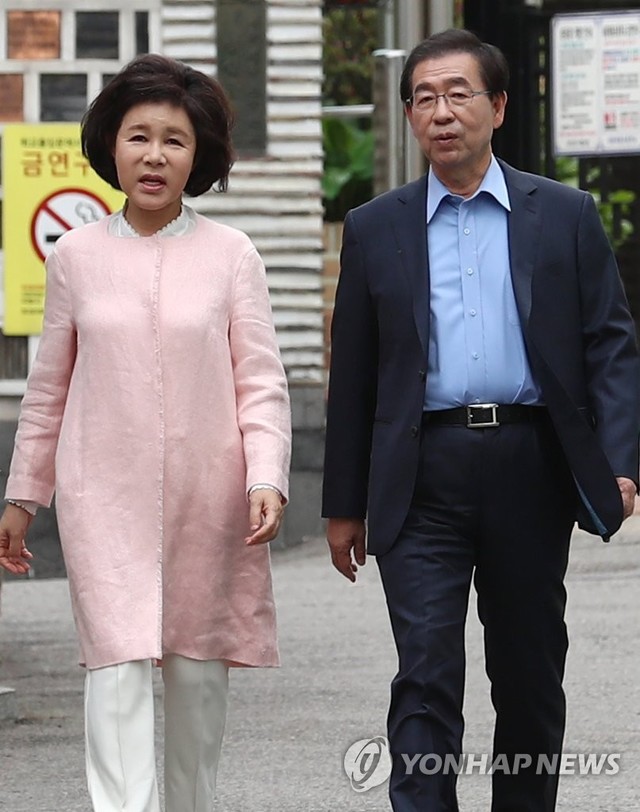 ▲ 7일 오후 박원순 서울시장이 부인 강난희 여사와 함께 서울 종로구 북촌로에 위치한 가회경로당을 방문하고 있다. ⓒ사진=연합뉴스