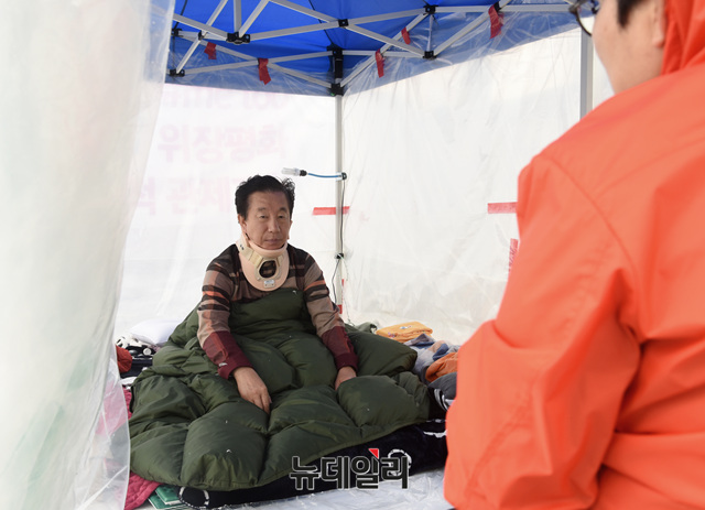 ▲ 김성태 자유한국당 원내대표가 6일 오전 국회 본청 앞에서 목에 깁스를 하고 '더불어민주당원 드루킹 댓글조작' 사건의 특검을 요구하는 단식 투쟁을 이어가고 있다. ⓒ뉴데일리 공준표 기자