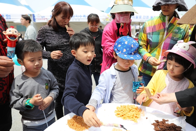 ▲ 봉화읍 체육공원에서 열린 이번 축제는 닭실한과를 비롯한 웰빙과자, 외국과자 전시와 함께 공연‧체험행사 등 다양한 테마로 짜임새 있게 꾸며져 관광객 발길을 끌었다.ⓒ봉화군