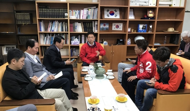 ▲ 자유한국당 경북도지사 이철우 예비후보가 7일 울릉도에서 울릉주재 기자들과 기자간담회를 갖고 울릉을 지구촌 중심의 관광거점으로 만들 것이라고 밝혔다.ⓒ이 예비후보측