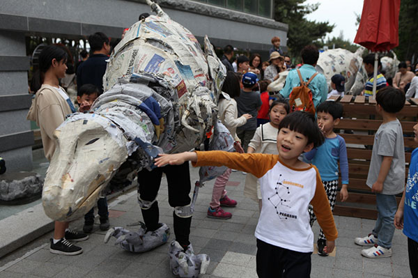 ▲ 포항시가 주최하고 포항문화재단이 주관한 '제1회 포항거리예술축제'가 3만여명의 시민과 관광객이 참여한 가운데 성황을 이뤘다.ⓒ포항시
