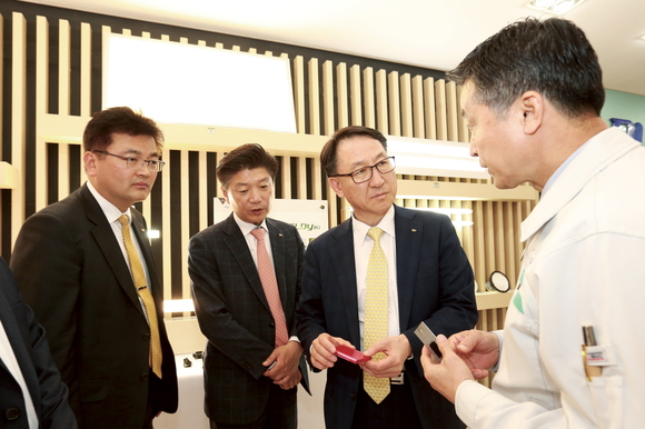 ▲ 국민은행 김남일 부행장(오른쪽 두 번째)이 군산 지역 한국GM 협력업체 대표를 만나 의견을 청취하고 있다.ⓒKB국민은행