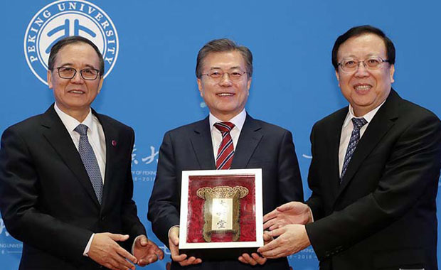 ▲ 중국 방문 때 베이징大 연설을 한 뒤 관계자들과 기념사진을 찍은 문재인 대통령. 왼쪽이 린젠화 총장, 오른쪽이 하오핑 베이징大 당서기다. ⓒ청와대-해외문화홍보원 공개사진.