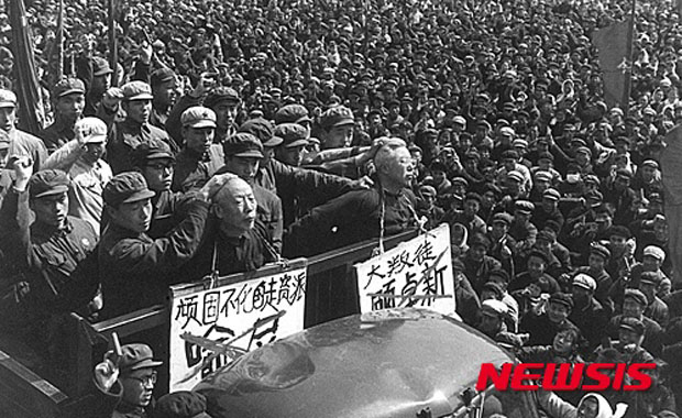 ▲ 문화대혁명 당시 지식인들을 트럭에 세워놓고 공개비판을 하는 홍위병들. 이들은 지식교육도 '반혁명'으로 몰아세웠다. ⓒ뉴시스. 무단전재 및 재배포 금지.