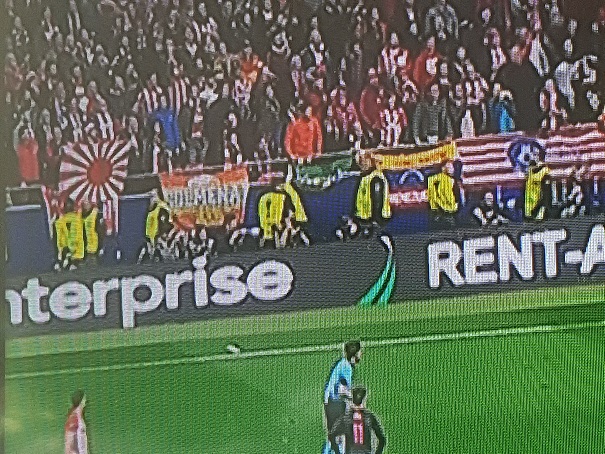 ▲ 지난 4일(한국시간) 스페인 완다 메트로폴라타노에서 열린 2017-2018시즌 유럽축구연맹 유로파리그 아틀레티코 마드리드(AT마드리드·스페인)와 아스널(영국)의 준결승전 도중 관중석에 욱일기 응원이 등장해 논란이 일고 있다. ⓒ서경석 성신여대 교수 연구팀 제공