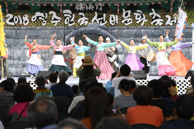 ▲ 영주시 순흥면 소수서원과 선비촌, 서천둔치 일원에서 열린 축제는 10만여 명의 지역주민과 많은 관광객들이 축제장을 찾은 가운데 흥겨운 공연을 통해 함께 어우러지는 축제의 즐거움을 선사했다.ⓒ영주시