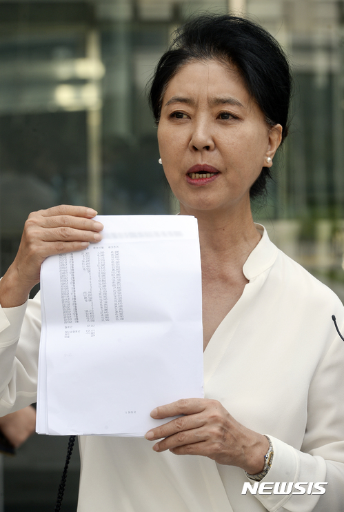 ▲ 지난해 7월 20일 명예훼손 등의 혐의로 피소된 배우 김부선이 서울동부지방법원 앞에서 아파트 난방비 비리 의혹을 담은 관련 자료를 공개하고 있다. ⓒ 뉴시스