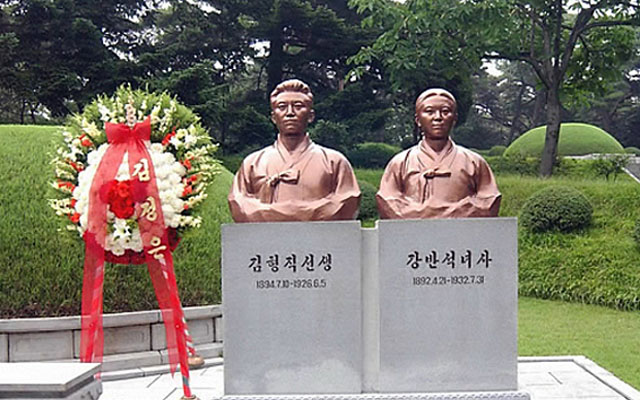 ▲ 김형직과 강반석의 칠골혁명사적지의 동상과 만경대 묘지. 도피한 강 대좌는 강반석의 부친이자 김일성의 외조부 '강돈욱'의 후손인 것으로 알려졌다. ⓒ연합뉴스. 무단전재 및 재배포 금지.