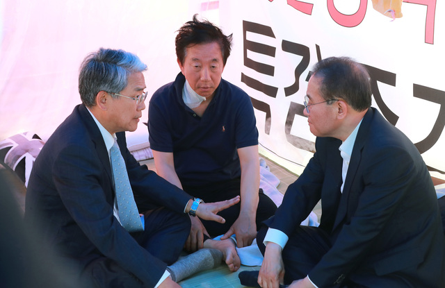 ▲ 바른미래당 김동철 원내대표(왼쪽)가 8일 오후 서울 여의도 국회 본청 앞에서 일명 '드루킹 사건' 특검수용을 요구하며 단식노숙농성인 자유한국당 김성태 원내대표를 방문해 대화를 하고 있다. ⓒ뉴시스