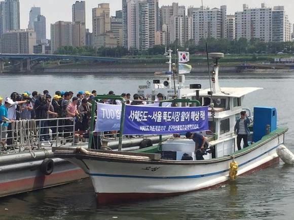 ▲ 서울 뚝도나루에 도착한 서해5도 어선.ⓒ서해5도어촌계협의회