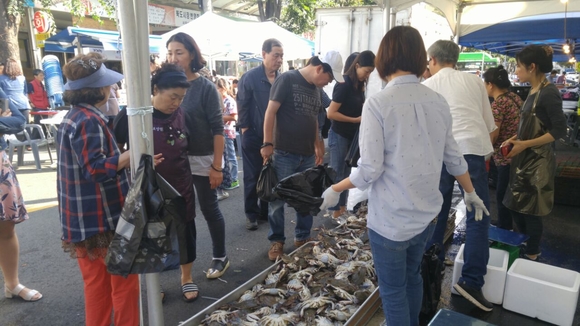 ▲ 서해5도에서 아라뱃길 통해 직송한 수산물 인기.ⓒ서해5도어촌계협의회