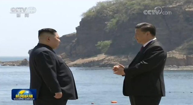 ▲ 지난 7일 中다롄에서 시진핑 中국가주석과 만난 김정은. 혹시 미국의 이란핵합의 탈퇴 결정을 보고 놀라서 간 것은 아닐까. ⓒ中CCTV 관련보도 캡쳐-연합뉴스. 무단전재 및 재배포 금지.