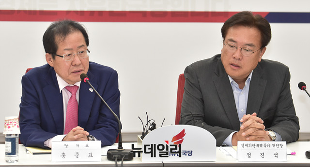 ▲ 자유한국당은 9일 국회에서 문재인 정부 1년 경제 정책을 평가하는 시간을 가졌다. ⓒ뉴데일리 이종현 기자