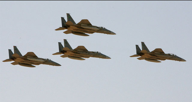 ▲ 사우디아라비아 수도 리야드 상공을 비행하는 사우디 왕립공군 F-15 편대. ⓒ러시아 스푸트니크 뉴스 화면캡쳐.