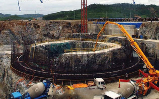 ▲ 2002년 8월 7일 함경남도 금호지구에 건설하던 경수로에 콘크리트 타설작업을 하던 모습. 1994년 제네바 합의에 따라 북한에 지어주기로 한 경수로 2기 중 하나다. ⓒ연합뉴스. 무단전재 및 재배포 금지.