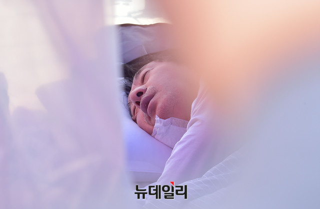 ▲ 9일 김성태 자유한국당 원내대표가 더불어민주당원 댓글조작 사건, 이른바 드루킹 특검 수용을 요구하며 7일째 단식농성을 이어가고 있는 가운데 국회 의료진으로부터 심장 쇼크가 우려된다는 결과를 받은 것으로 나타났다. ⓒ뉴데일리 이종현 기자