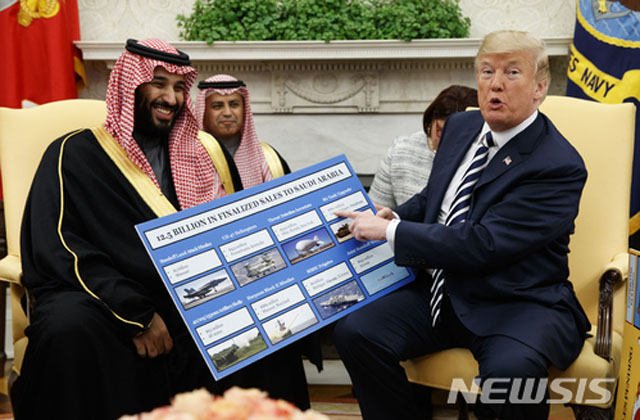 ▲ 지난 3월 20일(현지시간) 美백악관에서 회담을 갖는 가운데 사우디가 구매한 미국 무기 목록을 보여주는 트럼프 美대통령과 옆에서 웃는 빈 살만 사우디 왕세자. ⓒ뉴시스-AP. 무단전재 및 재배포 금지.