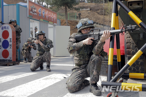 ▲ 시가지 전투 훈련을 하고 있는 예비군의 모습.ⓒ뉴시스 DB