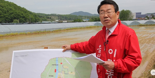 ▲ 9일 불출마를 선언한 이기동 예비후보가 지난 8일 음성군 금왕읍 무극리 문제의 인근 농지 앞에서 기자회견을 하고 있다.
ⓒ이기동 선거사무소