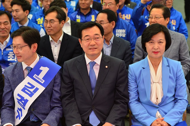 ▲ 9일 오후 경남 창원에 소재한 창원컨벤션센터에서 열린 '더불어민주당 경남도당 필승 전진대회'가 진행되고 있다. 왼쪽부터 김경수 경남도지사후보, 민홍철 경남도당위원장, 추미애 당 대표. ⓒ뉴시스