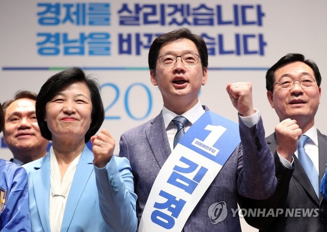 ▲ 더불어민주당 김경수 경남지사 후보가 9일 오후 경남 창원시 의창구 창원컨벤션센터에서 열린 '더불어민주당 경남도당 필승 전진대회'에 참석해 손을 들어 인사하고 있다. 김 후보 왼쪽은 추미애 대표, 오른쪽은 민홍철 의원. ⓒ연합뉴스