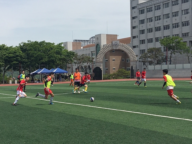 ▲ 5일 대구과학대학교 인조잔디구장에서 개최된 ‘제2회 대구ㆍ경북 간호대학 축구대회’에서 대구과학대와 대구가톨릭대 학생들이 예선전을 치르고 있다.ⓒ대구과학대학교