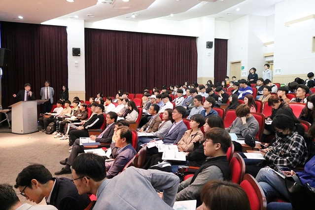 ▲ 청년 창의인재 육성 활성화 세미나가 8일 대구대 경산캠퍼스 평생교육관에서 열린 가운데 강호제 국토연구위원이 사업설명을 하고 있다.ⓒ대구대학교