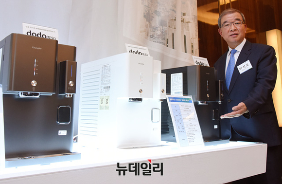 ▲ 신제품 하이브리드 정수기 '도도'와 이석호 청호나이스 대표 ⓒ 뉴데일리 공준표 기자