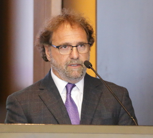 ▲ 리차드 글릭만 오리니아 CEO가 신약 보클로스포린에 대해 설명하고 있다. ⓒ일진그룹