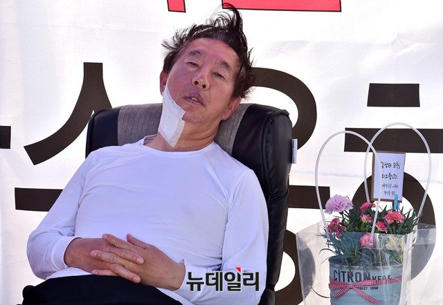 ▲ 국회 본관 앞에서 단식 투쟁을 하고 있는 김성태 자유한국당 원내대표. 지난 8일 어버이날 딸로부터 카네이션이 김 원내대표 옆에 나란히 놓여 있다. ⓒ뉴데일리 이종현 기자