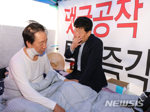 ▲ 김성태 자유한국당 원내대표를 폭행한 혐의로 구속된 김 모씨의 아버지가 농성장을 찾아 용서를 빌고 있다 ⓒ뉴시스