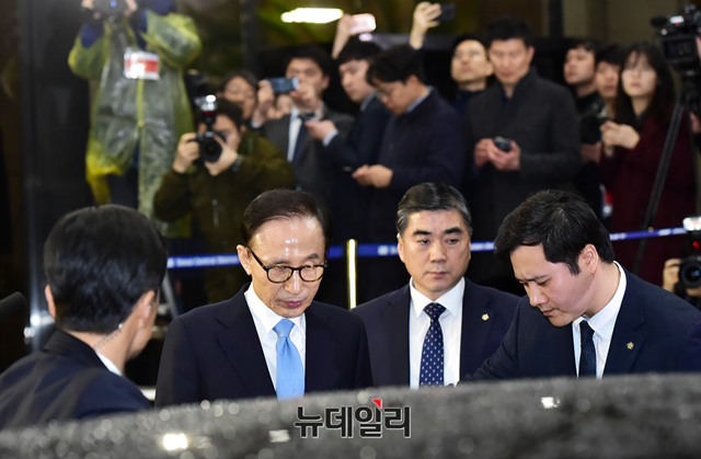 ▲ 이명박 전 대통령이 지난 3월 15일 서울 서초구 서울중앙지검에서 밤샘 조사를 받고 귀가하고 있다. ⓒ뉴데일리 이종현 기자