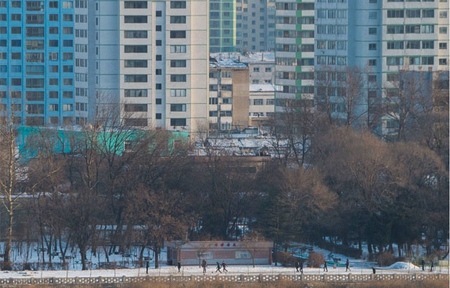 ▲ 중국에서 바라본 北신의주 시내. 오래된 아파트들이 배경에 보인다. ⓒ연합뉴스-AFP. 무단전재 및 재배포 금지.