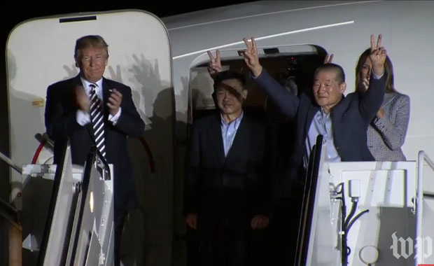 ▲ 美워싱턴 D.C. 동쪽 앤드루스 공군기지에 도착한 뒤 트럼프 대통령 내외와 인사하는 한국계 미국인들. ⓒ美워싱턴 포스트 유튜브 채널화면 캡쳐.