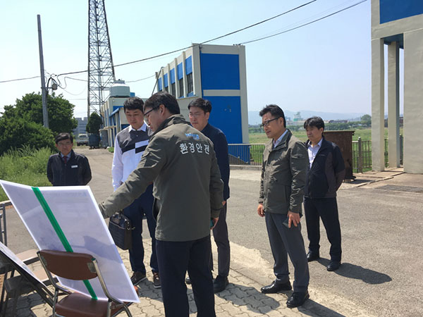 ▲ 포항시는 대구지방환경청과 한국환경공단 조사단의 현장실무조사를 10일 포항철강공단 구무천 현장에서 실시했다.ⓒ포항시