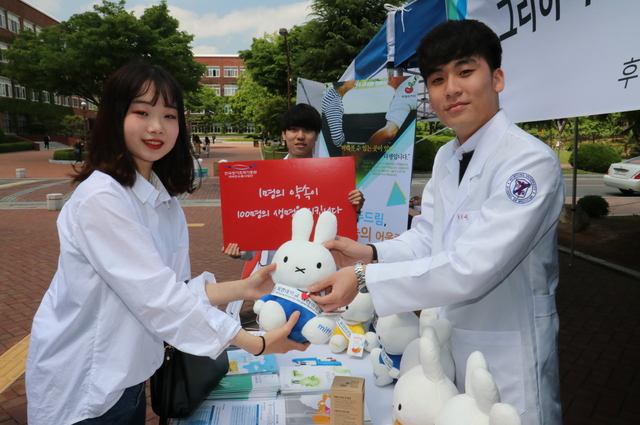 ▲ 계명대 의과대학 학생회는 스토리 있는 캠페인을 위해 100개의 예쁜 토끼 인형과 빨간 심장 모양의 배지를 준비해 심장이식이 필요한 인형에게 참가자가 직접 하트모양의 배지를 달아주는 체험시간을 가졌다.ⓒ동산병원