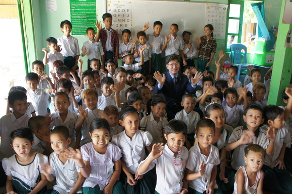 ▲ 이대훈 농협은행장이 10일 미얀마 빈곤층 거주지역 내 초등학교를 방문해 학생들과 뜻깊은 시간을 보내고 있다. ⓒ 농협은행